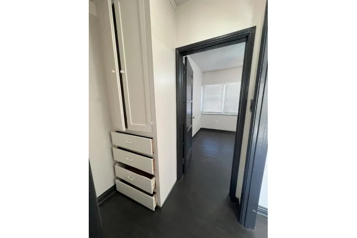 $1300 : A beautiful luxury apartment image 3