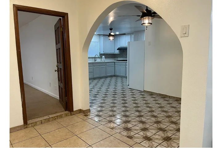 $2800 : 3 bedroom house available image 8