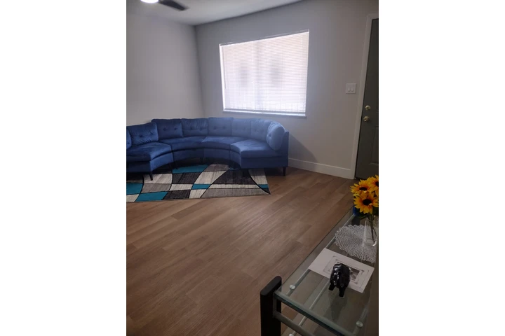$750 : UN CUARTO PARA RENTAR image 2