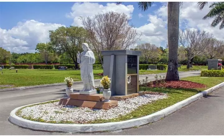 Vendo un Lote de Cementerio image 7