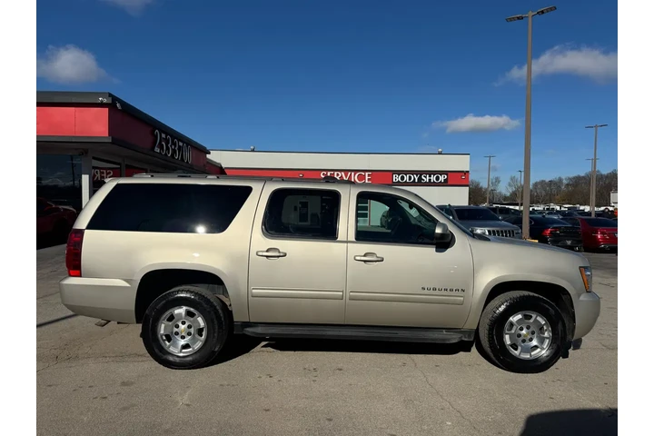 $8980 : 2013 Suburban 4WD 4dr 1500 LS image 1