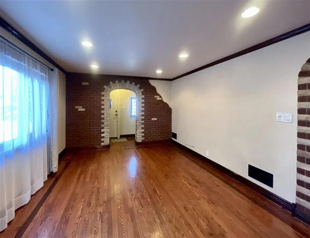$1000 : spacious hardwood floors home image 2