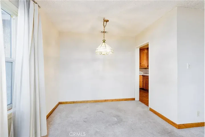 $1400 : 3 Bedrooms - Renta image 5