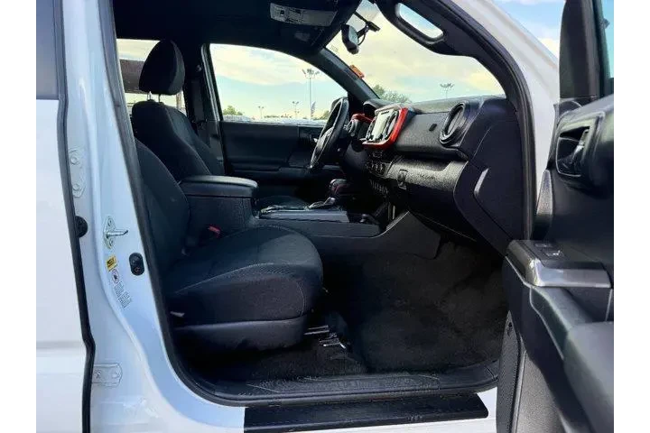 $27641 : Toyota Tacoma 2017 4x2 TRD O image 9