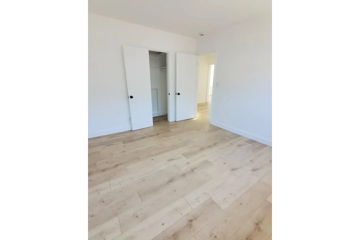 $1950 : 2 Bed Home in Vermont Ave, LA image 5