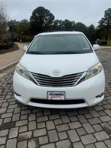 $7500 : 2011 Sienna Limited 7-Passeng image 1