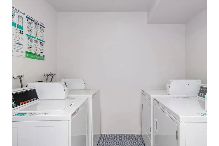 $1000 : One bedroom apartment image 4