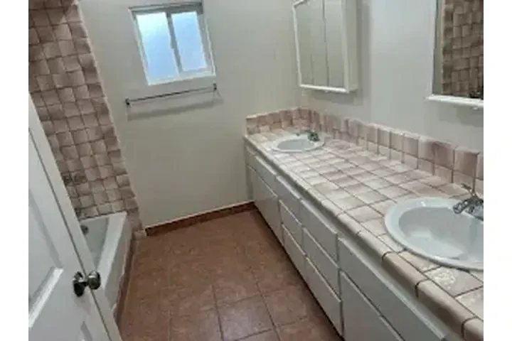 $2000 : BAKERSFIELD  CASA REMODELADA image 3