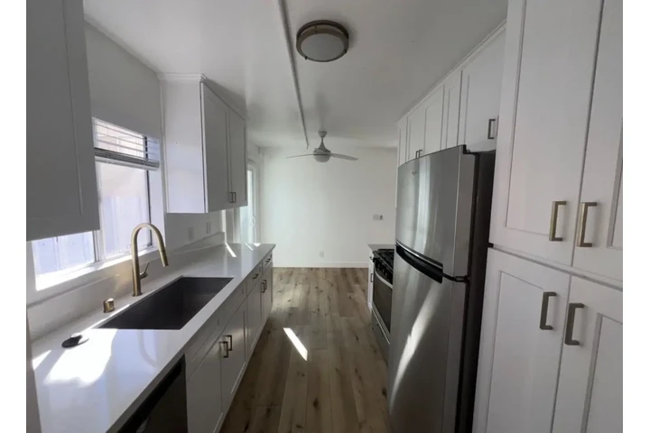 $1960 : 2 Bedrooms Apt Move in Ready image 6