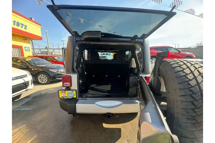 2013 Wrangler Unlimited Sahara image 10