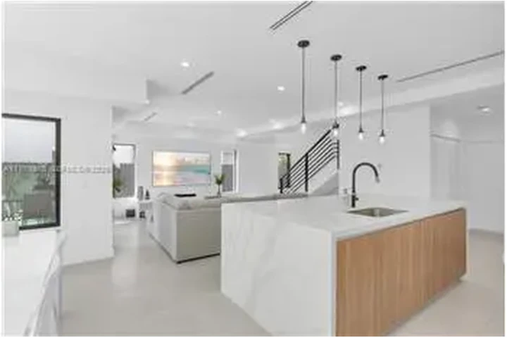 $10500 : Rental property with 4 bedro image 6