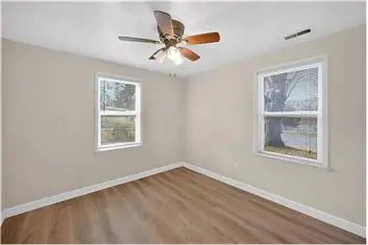 $750 : Rental property with 2 bedro image 8
