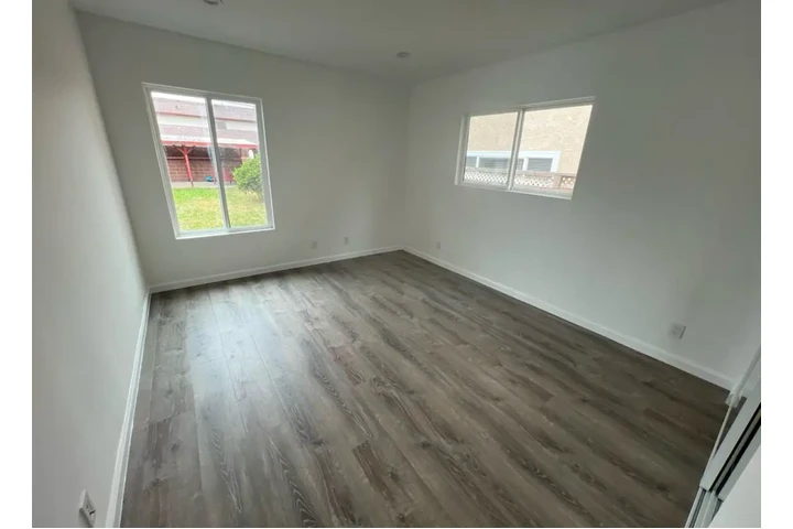 $2200 : 2 Bedroom Home in Los Angeles image 5