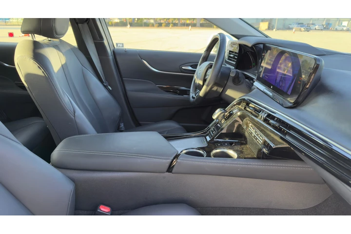 $5700 : 2023 TOYOTA MARAI XLE image 7