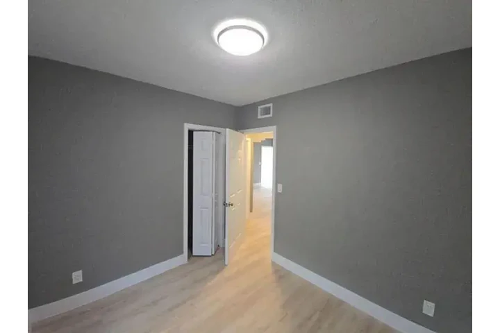 $800 : Neighborhood, fully remodel ! image 8