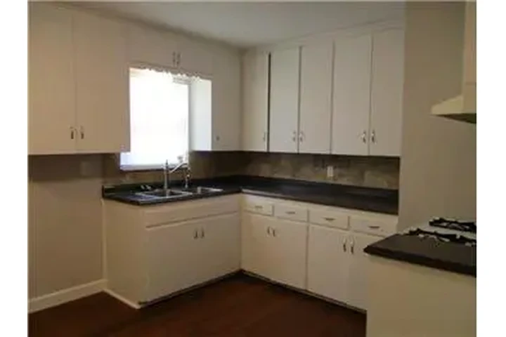 $1100 : Rental property with 4 bedro image 8