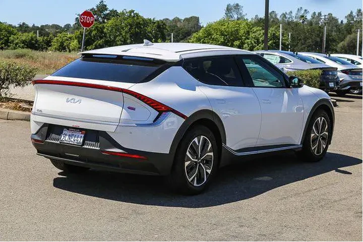 $25992 : Kia EV6 2024 Light 4dr Cross image 5