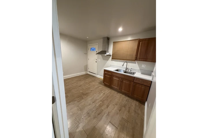 $1950 : Se renta casita de dos habitac image 3