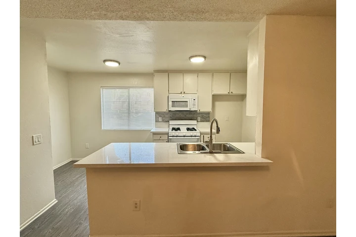 $2525 : PANO0RAMA CITY image 2