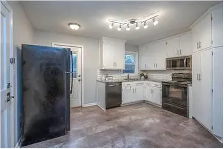 $950 : Rental property with 2 bedro image 6