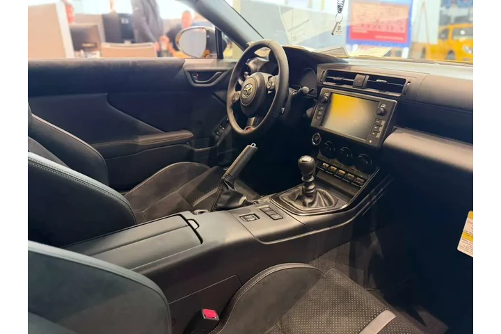 TOYOTA GR86 YUZU EDITION image 8