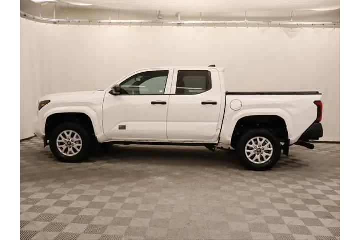 $33996 : Toyota Tacoma 2024 4x4 SR 4d image 2