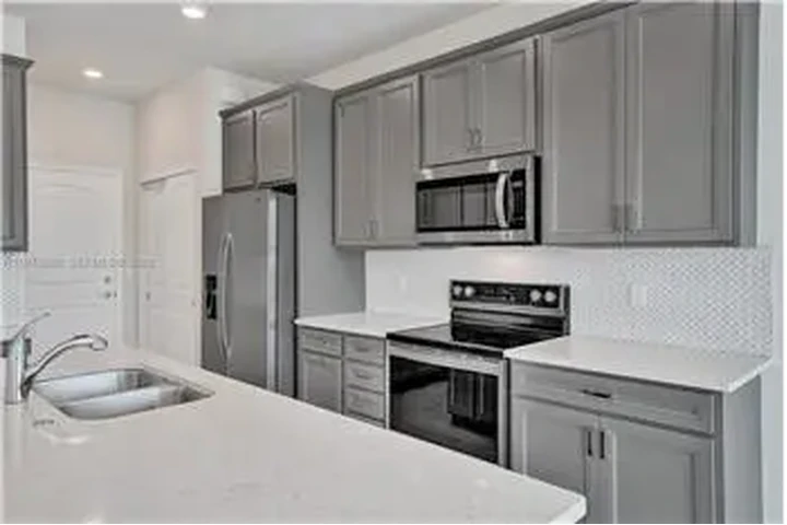 $4100 : Rental property with 3 bedro image 1