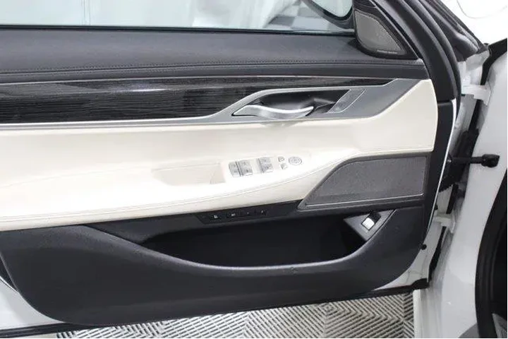 $29948 : BMW 7 Series 2019 740i 4dr S image 3