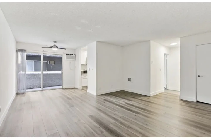 $1980 : 2 Bedroom Apt in West Adams LA image 2