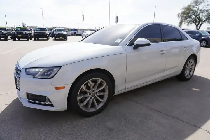 $15788 : Audi A4 2019 Titanium 40 TFS image 3