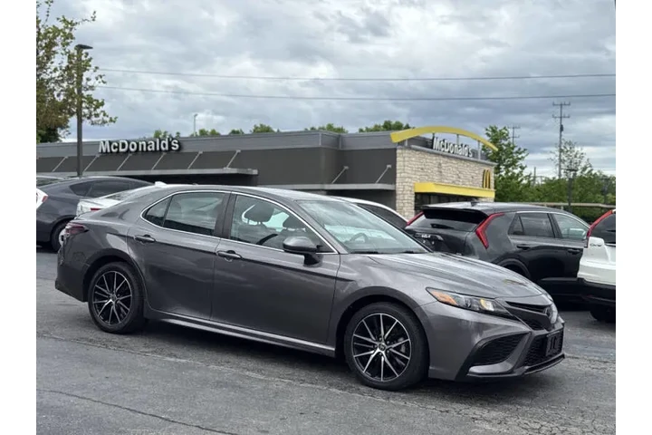 $20995 : 2021 Camry SE image 4
