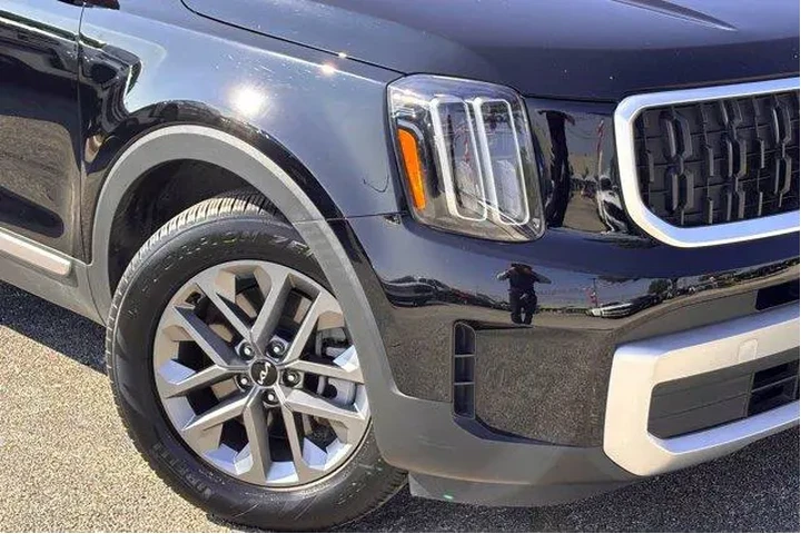 $27977 : Kia Telluride 2024 LX 4dr SU image 3