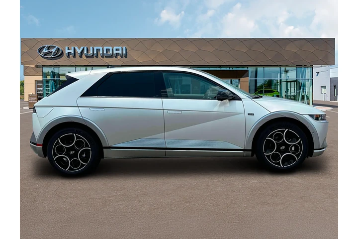 $33990 : Hyundai IONIQ 5 2024 AWD Dis image 9