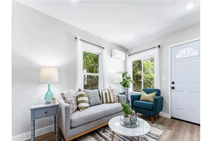 $1000 : Charming beautifully renovated image 2