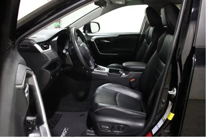 $29998 : Toyota RAV4 2021 AWD XLE Pre image 4