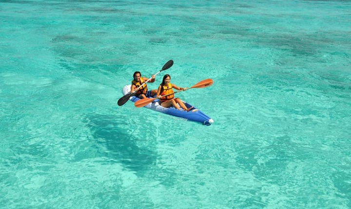 Dos mujeres pasean en un kayak en Cancún