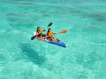 Dos mujeres pasean en un kayak en Cancún