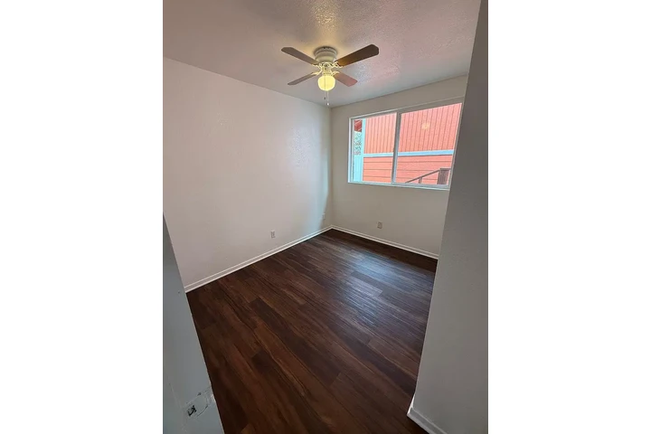 $800 : Single family home has 3 bedro image 8