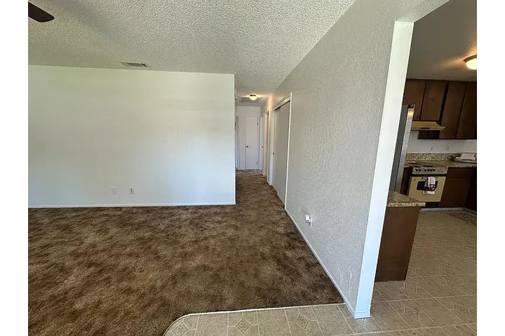 $2000 : CHARMING SINGLE FAM HOME image 5