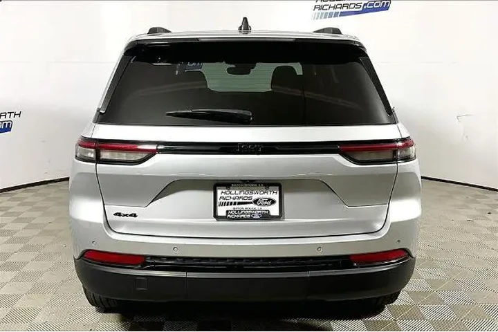 $29148 : Jeep Grand Cherokee 2024 4x4 image 4