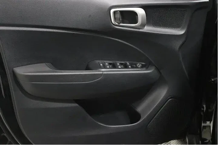 $16910 : Hyundai VENUE 2023 SEL 4dr C image 3