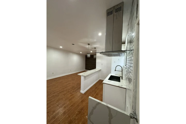 $1600 : Estudio Moderno en Los Angeles image 1