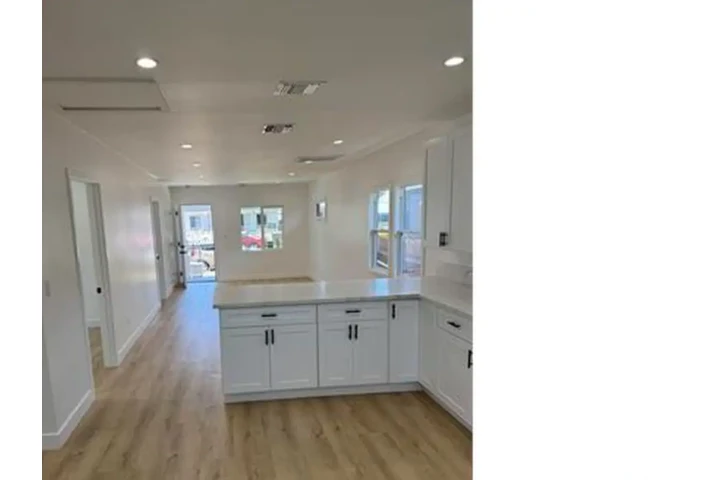 $2000 : 2 Bedroom in South Los Angeles image 2