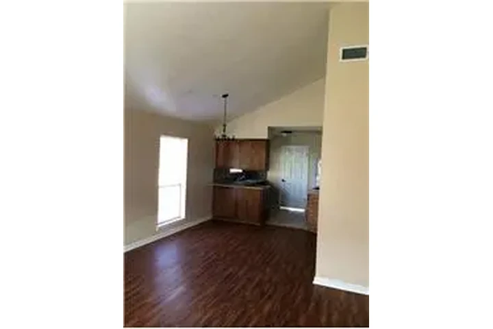 $900 : Rental property with 2 bedro image 5