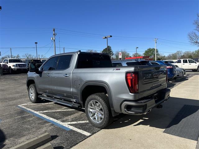 $43814 : 2021 Sierra 1500 SLT Truck Cr image 4