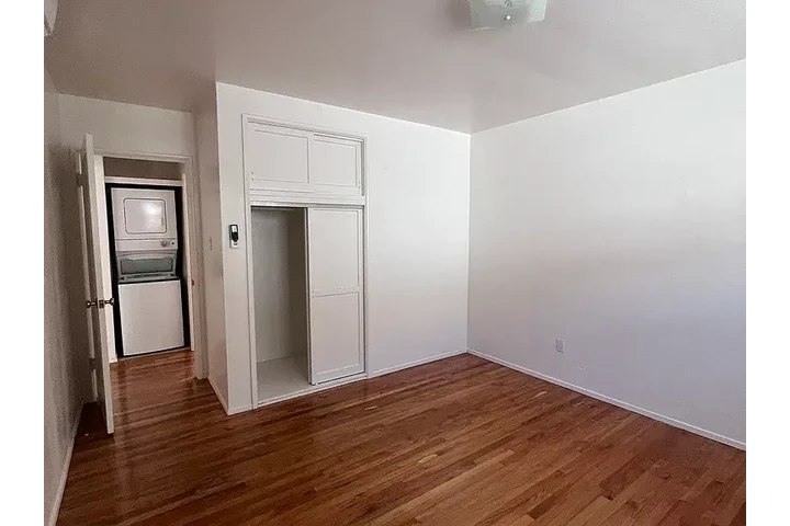 $2400 : San Diego Chic: Stylish Apartm image 6