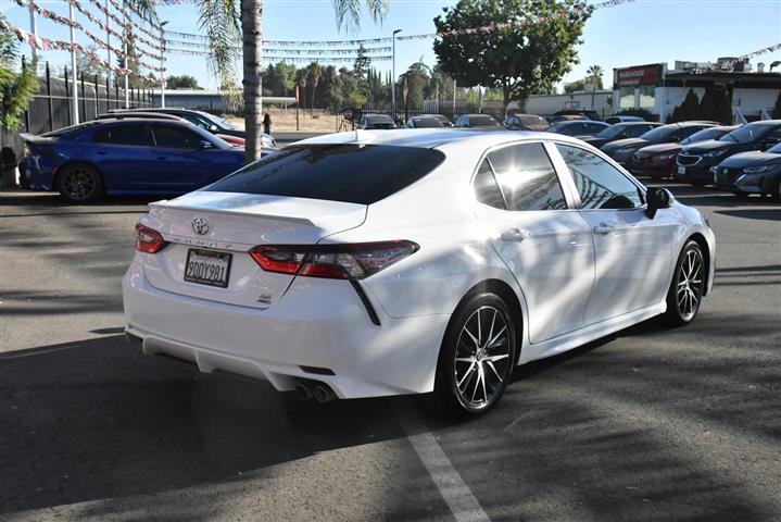 $26969 : Camry SE Sedan 4D image 8