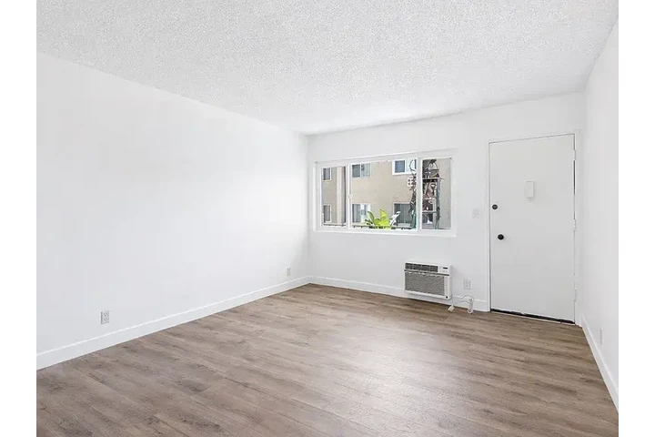 $2470 : ¡Recientemente Renovado! image 4