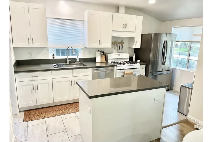 $1050 : beautifully Cute family home image 5