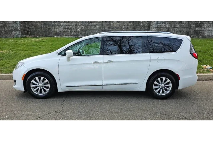 $10495 : 2018 Pacifica Touring L image 8